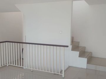Rumah Hook 2,5 Lantai di Citra Garden 8 Siap Huni