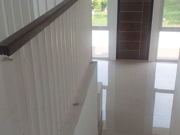 Rumah Hook 2,5 Lantai di Citra Garden 8 Siap Huni