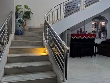 Rumah Mewah Hux 2 Lantai di Kota Harapan Indah Bekasi