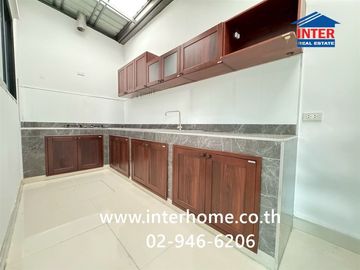 Two-story townhome, 28.7 sq.wah, The Modish Ratchaphruek-Kanchanaphisek Village, Kanchanaphisek Road, Ratchaphruek Road, Lad Lum Kaeo, Pathum Thani.