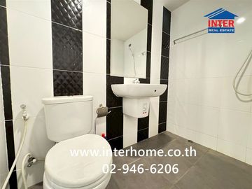 Two-story townhome, 28.7 sq.wah, The Modish Ratchaphruek-Kanchanaphisek Village, Kanchanaphisek Road, Ratchaphruek Road, Lad Lum Kaeo, Pathum Thani.
