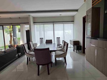 Rumah Villa disewakan di De Park BSD City