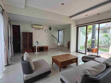 Rumah Villa disewakan di De Park BSD City