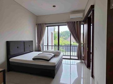 Rumah Villa disewakan di De Park BSD City