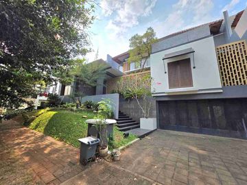 Rumah Villa disewakan di De Park BSD City