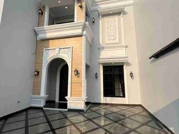 Rumah American Classic 2,5 Lantai + Rooftop Dijual di Jagakarsa Jakarta Selatan – SHM, Siap Huni