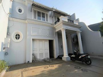 RUMAH 2 Lantai MODERN AMERICAN CLASSIC SIAP HUNI PULOMAS JAKARTA TIMUR