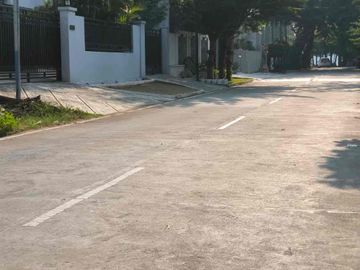 RUMAH 2 Lantai MODERN AMERICAN CLASSIC SIAP HUNI PULOMAS JAKARTA TIMUR