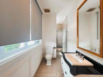 RUMAH 2 Lantai MODERN AMERICAN CLASSIC SIAP HUNI PULOMAS JAKARTA TIMUR
