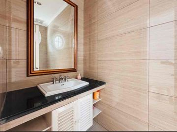 RUMAH 2 Lantai MODERN AMERICAN CLASSIC SIAP HUNI PULOMAS JAKARTA TIMUR