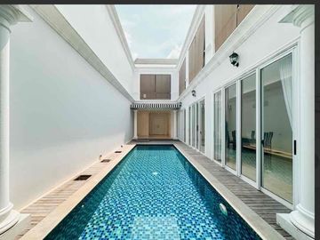 RUMAH 2 Lantai MODERN AMERICAN CLASSIC SIAP HUNI PULOMAS JAKARTA TIMUR