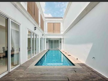 RUMAH 2 Lantai MODERN AMERICAN CLASSIC SIAP HUNI PULOMAS JAKARTA TIMUR
