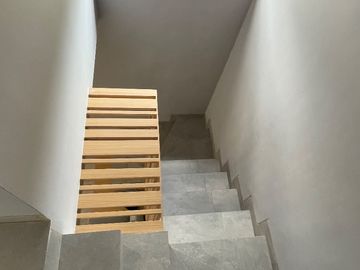 Rumah 1 M-an Selangkah ke Tol BSD, layout modern di pusat kota Tangerang Selatan