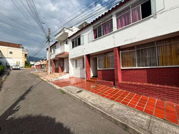 🏡 ¡OPORTUNIDAD ÚNICA DE INVERSIÓN!  ✨ AMPLIA CASA DE DOS PISOS EN VENTA, con 173,12 m² de área construida, lote de 121,50 m², LAGOS 1-FLORIDABLANCA