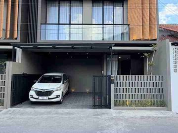 RUMAH MEWAH KONTEMPORER MODERN 2 LANTAI DENGAN MINI PRIVAT POOL LOKASI STRATEGIS DEKAT UGM