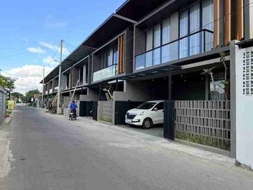 RUMAH MEWAH KONTEMPORER MODERN 2 LANTAI DENGAN MINI PRIVAT POOL LOKASI STRATEGIS DEKAT UGM