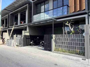 RUMAH MEWAH KONTEMPORER MODERN 2 LANTAI DENGAN MINI PRIVAT POOL LOKASI STRATEGIS DEKAT UGM