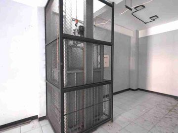Disewakan Ruko 3 Lantai jalan Kapasan. Lokasi Strategis, Cocok Untuk Tempat Usaha, Ekspedisi. Kantor Bank. Ada Lift Barang. Posisi Corner. Samping Pasar Kapasan