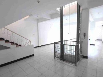 Disewakan Ruko 3 Lantai jalan Kapasan. Lokasi Strategis, Cocok Untuk Tempat Usaha, Ekspedisi. Kantor Bank. Ada Lift Barang. Posisi Corner. Samping Pasar Kapasan