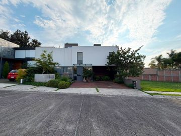 CASA EN VENTA EN RINCÓN DEL CIELO, ALTOZANO – MORELIA ✨🏡  Vive en un Fraccionamiento privado, frente al área verde, vigilancia 24/7