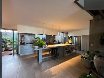 CASA EN VENTA EN RINCÓN DEL CIELO, ALTOZANO – MORELIA ✨🏡  Vive en un Fraccionamiento privado, frente al área verde, vigilancia 24/7
