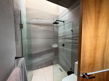 CASA EN VENTA EN RINCÓN DEL CIELO, ALTOZANO – MORELIA ✨🏡  Vive en un Fraccionamiento privado, frente al área verde, vigilancia 24/7
