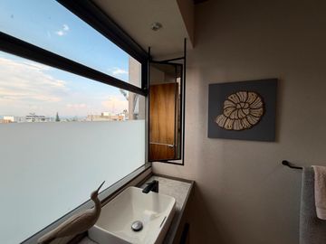 CASA EN VENTA EN RINCÓN DEL CIELO, ALTOZANO – MORELIA ✨🏡  Vive en un Fraccionamiento privado, frente al área verde, vigilancia 24/7