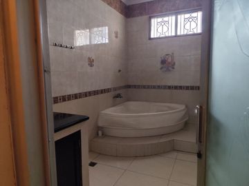 Dijual Cepat Rumah Sultan 3,5 Lantai Siap Huni SHM
