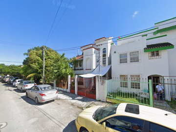 Venta Casa en Calle Iguana, Fraccionamiento Monaco, Cancún, Quintana Roo ( G M )