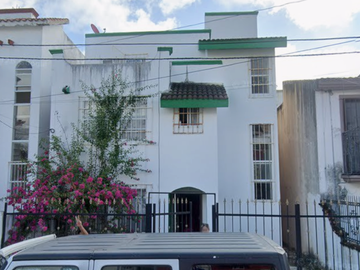 Venta Casa en Calle Iguana, Fraccionamiento Monaco, Cancún, Quintana Roo ( G M )