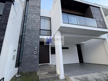 CASA RENTA VALLE DE CRISTAL CON ALBERCA ZONA EL BARRO MONTERREY NL