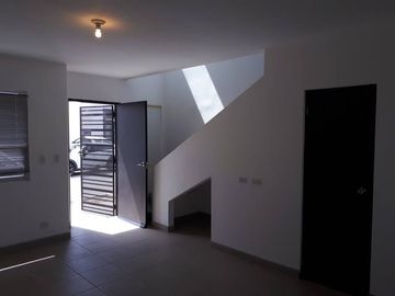 Casa renta área Blvd Insurgentes Fracc Punto Este Capistrano Tijuana