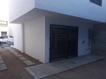 Casa renta área Blvd Insurgentes Fracc Punto Este Capistrano Tijuana
