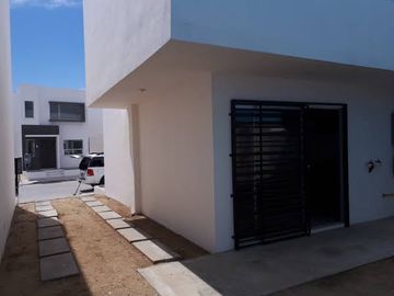 Casa renta área Blvd Insurgentes Fracc Punto Este Capistrano Tijuana