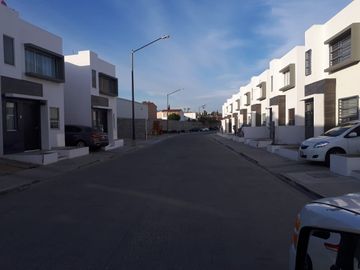 Casa renta área Blvd Insurgentes Fracc Punto Este Capistrano Tijuana