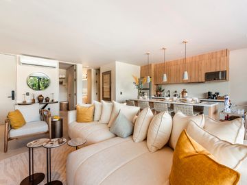 DEPARTAMENTO DE LUJO EN VENTA CON BEACH CLUB PRIVADO, AREA COMERCIAL, DE 1 Y 2 RECAMARAS, PLAYA DEL CARMEN