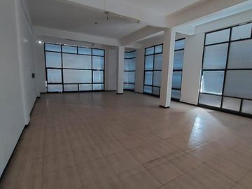 Ruko Rungkut Megah Raya posisi hook lebar 8x15 meter bangunan 3 lantai, kondisi bangunan terawat