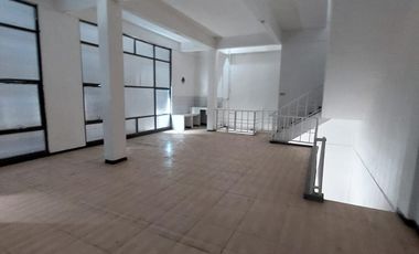 Ruko Rungkut Megah Raya posisi hook lebar 8x15 meter bangunan 3 lantai, kondisi bangunan terawat