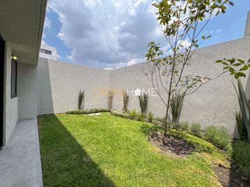 Casa en Venta en Altos Juriquilla | 3 Recámaras, Roof Garden y Jardín Privado
