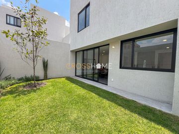 Casa en Venta en Altos Juriquilla | 3 Recámaras, Roof Garden y Jardín Privado