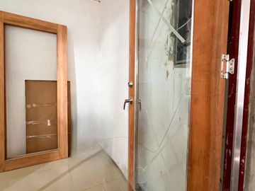 15M- FOR SALE FRONT UNIT 3 STOREY TOWNHOUSE w/ 4 BEDROOMS PLUS BUILT IN CLOSET, LOCATED IN HOLY SPIRIT QUEZON CITY