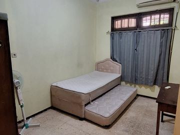 Disewakan Rumah Jl Simpang Darmo Permai Selatan