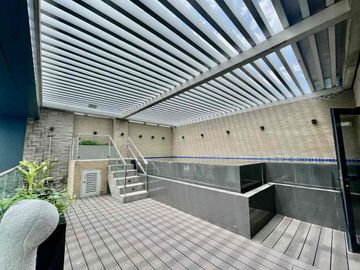Good Deal Luxury Tri-Level 4-Bedroom Penthouse for Sale with own Pool in The Albany