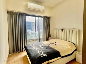 Good Deal Luxury Tri-Level 4-Bedroom Penthouse for Sale with own Pool in The Albany