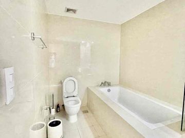 Good Deal Luxury Tri-Level 4-Bedroom Penthouse for Sale with own Pool in The Albany