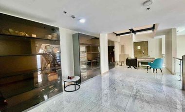 Good Deal Luxury Tri-Level 4-Bedroom Penthouse for Sale with own Pool in The Albany