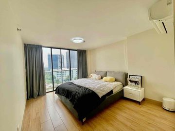 Good Deal Luxury Tri-Level 4-Bedroom Penthouse for Sale with own Pool in The Albany