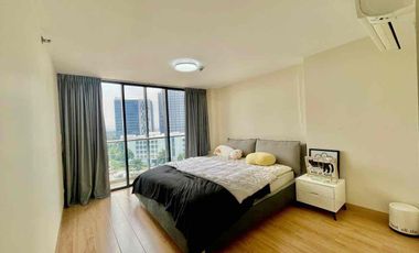 Good Deal Luxury Tri-Level 4-Bedroom Penthouse for Sale with own Pool in The Albany