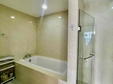 Good Deal Luxury Tri-Level 4-Bedroom Penthouse for Sale with own Pool in The Albany