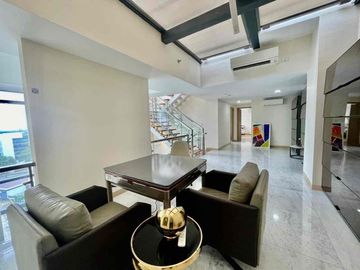 Good Deal Luxury Tri-Level 4-Bedroom Penthouse for Sale with own Pool in The Albany